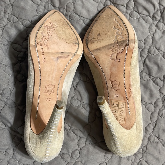 Alice & Olivia Cream Kid Suede Pumps sz 37 - Picture 6 of 9